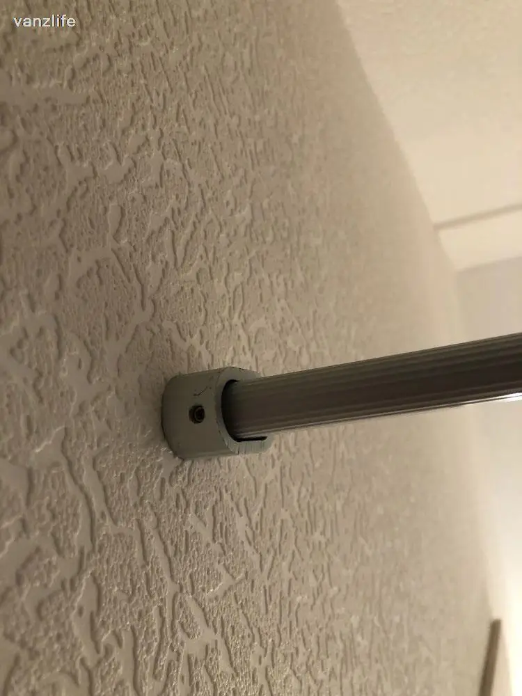 מוט תליה טלסקופי מתכוונן לארונות מאלומיניום עמיד במגוון צבעים