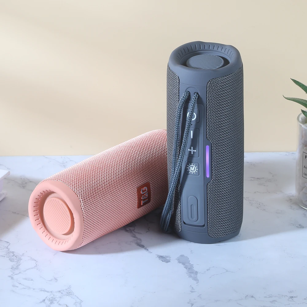 רמקול בלוטות' נטען עם בס כפול, תאורת LED, עמיד במים, מושלם לשימוש חוץ כולל רדיו מובנה ומקום לכרטיס זיכרון