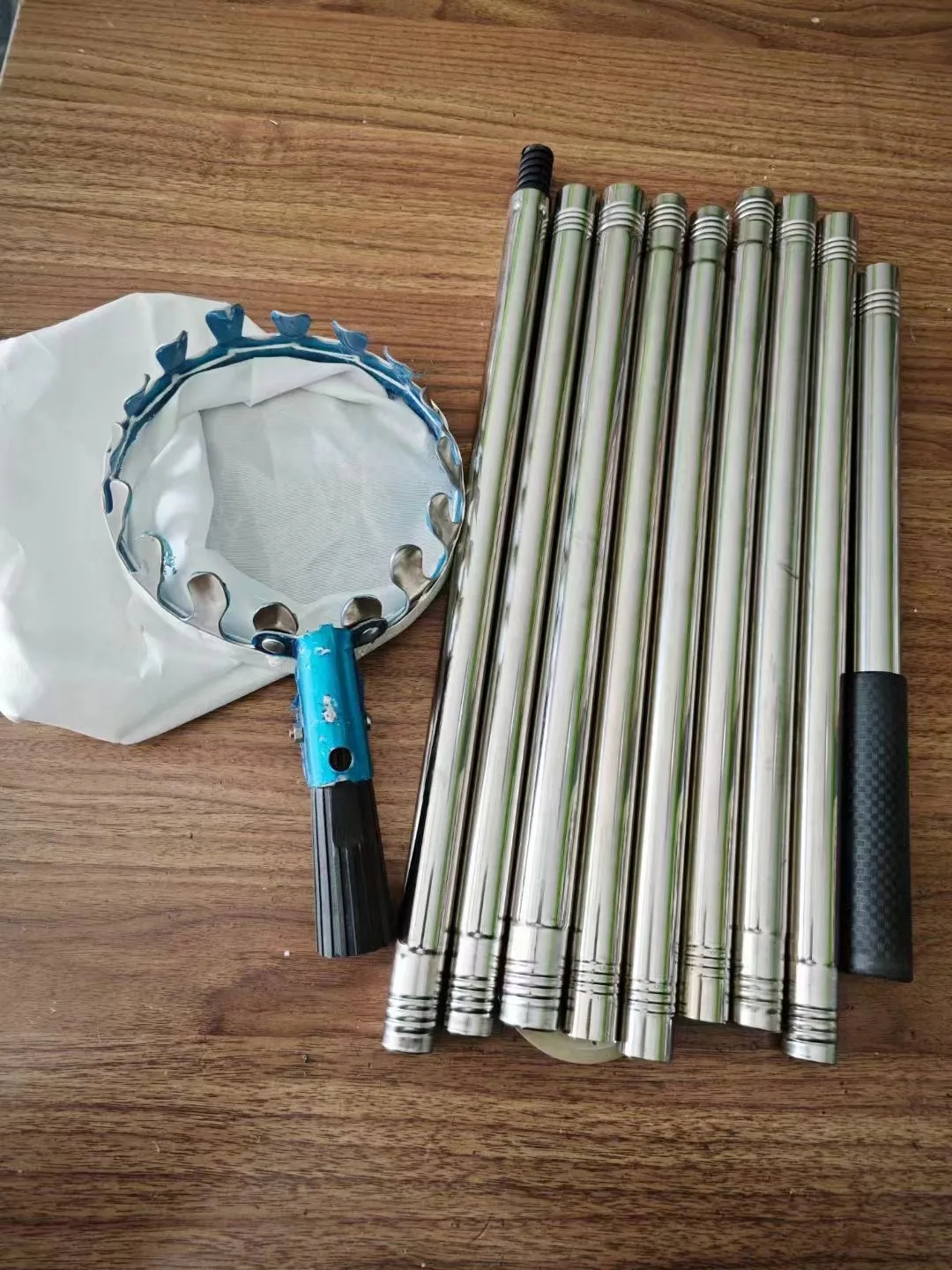 מוט טלסקופי מנירוסטה עם שק איסוף לקטיף פירות מעצים גבוהים במגוון גדלים לבחירה