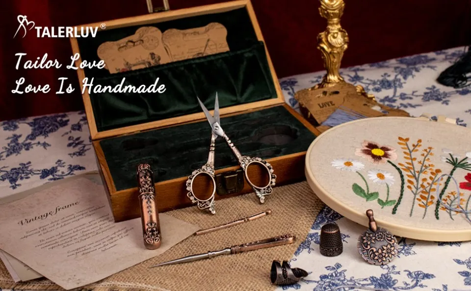 ערכת תפירה וינטג' מלאה עם קופסה אירופאית עתיקה