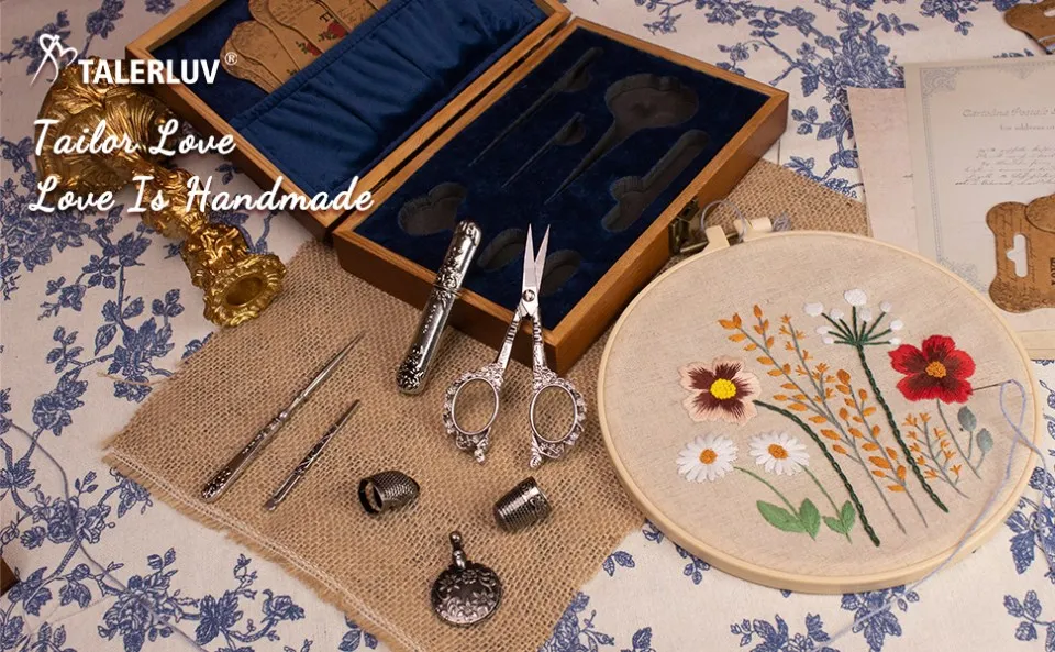 ערכת תפירה וינטג' מלאה עם קופסה אירופאית עתיקה