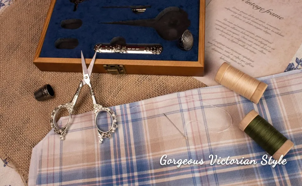 ערכת תפירה וינטג' מלאה עם קופסה אירופאית עתיקה