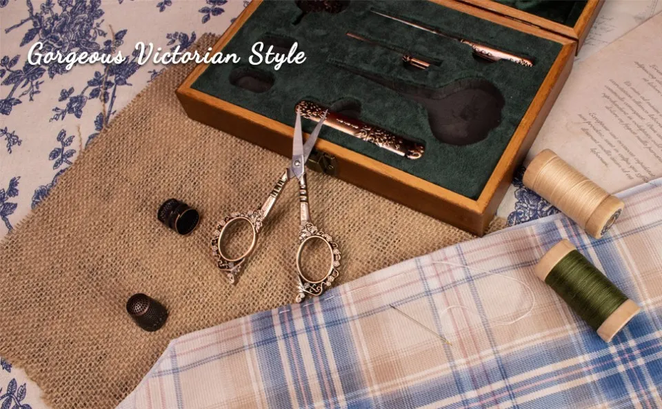 ערכת תפירה וינטג' מלאה עם קופסה אירופאית עתיקה