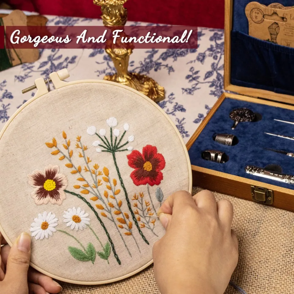 ערכת תפירה וינטג' מלאה עם קופסה אירופאית עתיקה