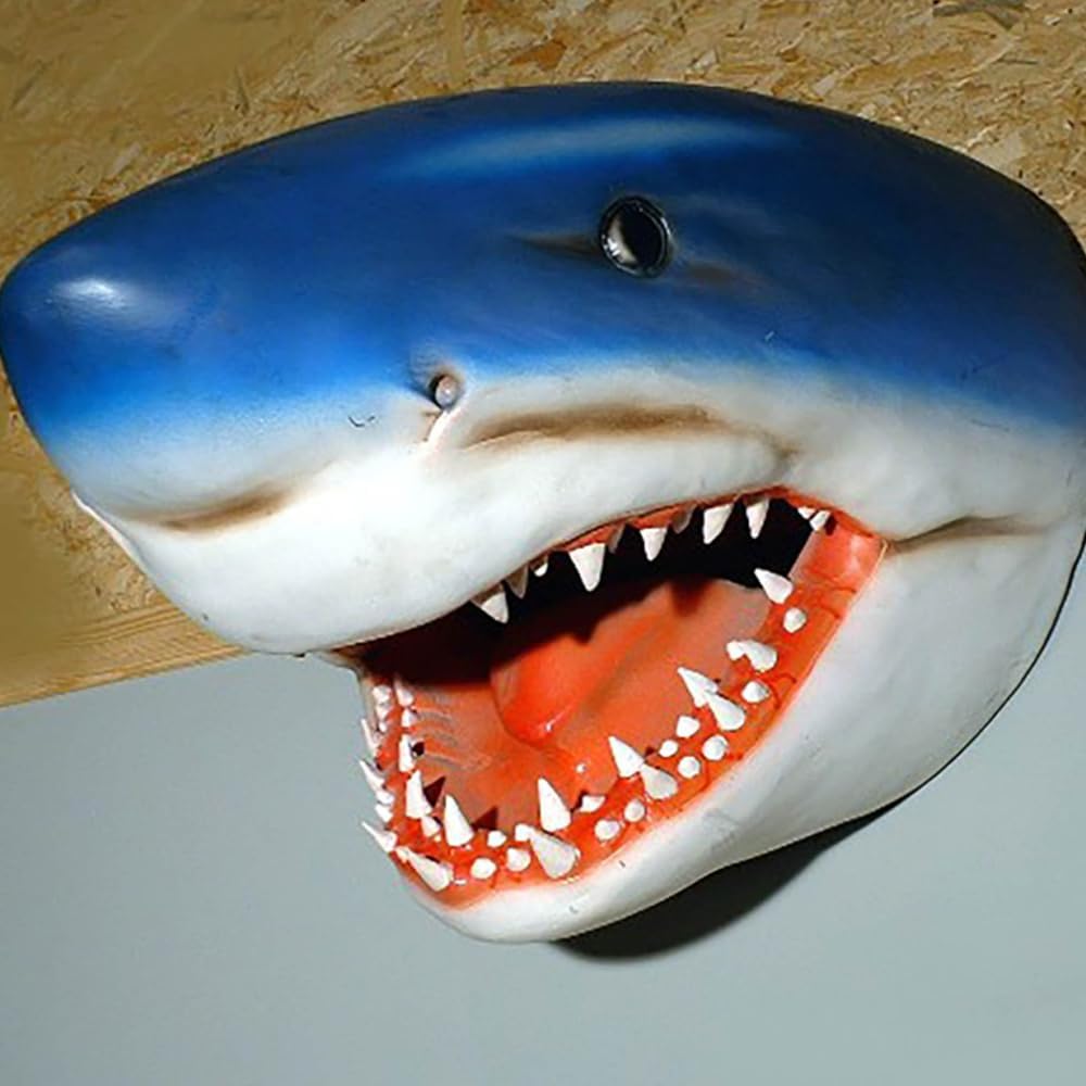 פסל ראש של כריש יוצא מהאדמה לקישוט החצר והבית