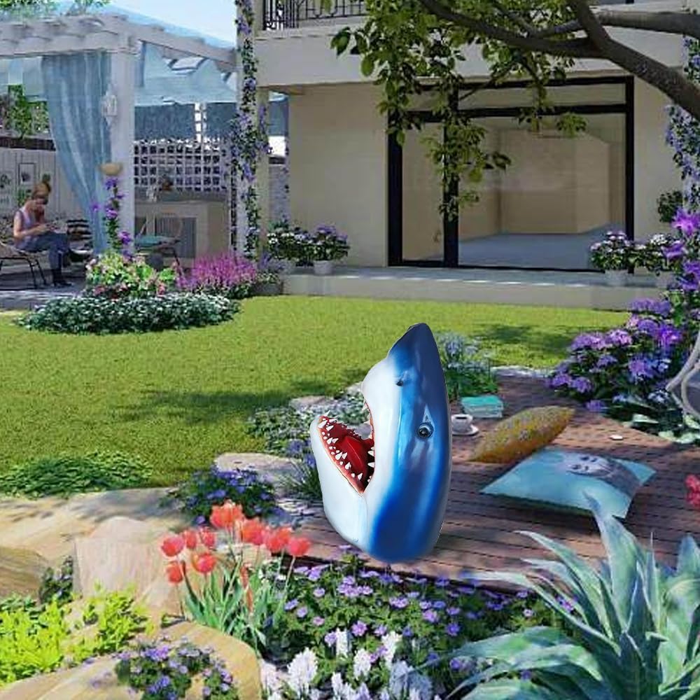 פסל ראש של כריש יוצא מהאדמה לקישוט החצר והבית