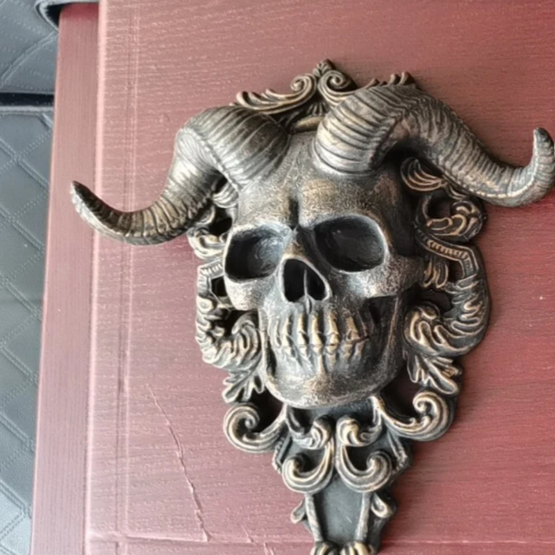 מקוש דלת גותי בעיצוב גולגולת שטן עם קרניים